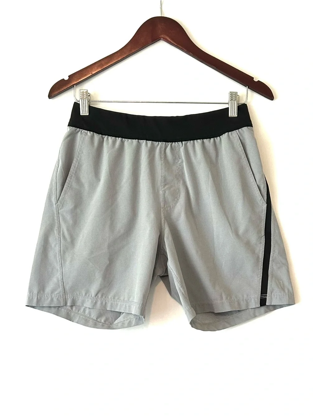 VUORI Men’s Draft 6.5” Inseam Shorts Gray/Blk Detail SzSM Lightweight Active